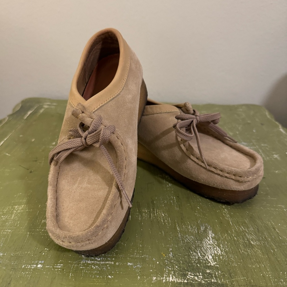 Clark’s Originals “Wallabee” women’s tan suede moccasin style shoe